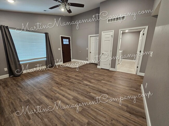 Building Photo - 3005 Aaron Ave