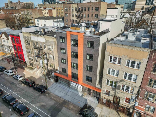 Building Photo - 80 Romaine Ave