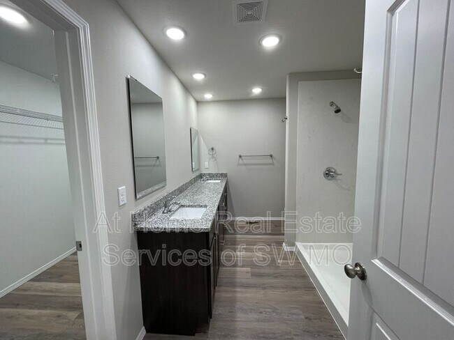 Building Photo - 656 S Southgate Dr