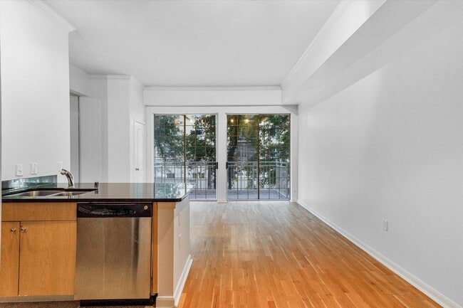 Building Photo - Stylish Studio Apartment In Concierge Building at The Renaissance at Turtle Creek ($500 Off First...