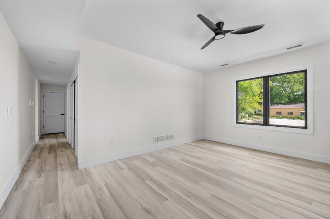 Building Photo - 1295 Holmden Ave