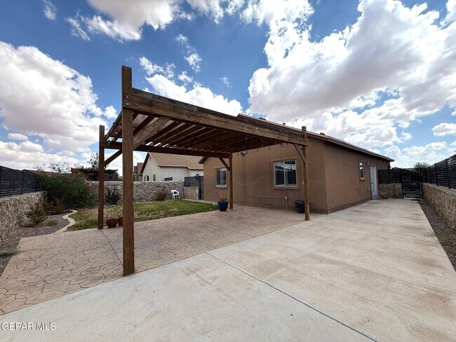 Building Photo - 3729 Loma Brisa Dr