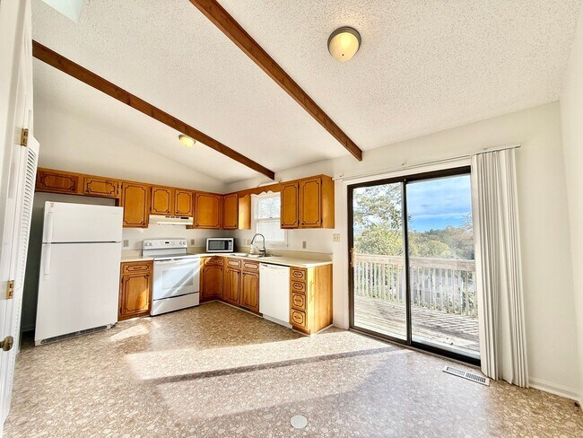 Building Photo - Two Bedroom Duplex with Garage and Storage / North Asheville