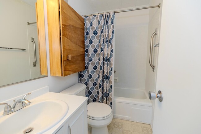 Building Photo - 725 Peninsula Ct