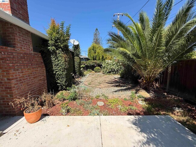 Building Photo - 1420 Primrose Way