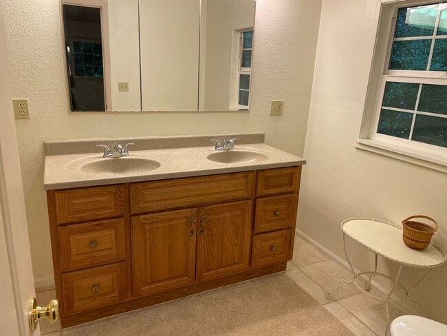 Building Photo - Lovely Single Level Home in Langley!