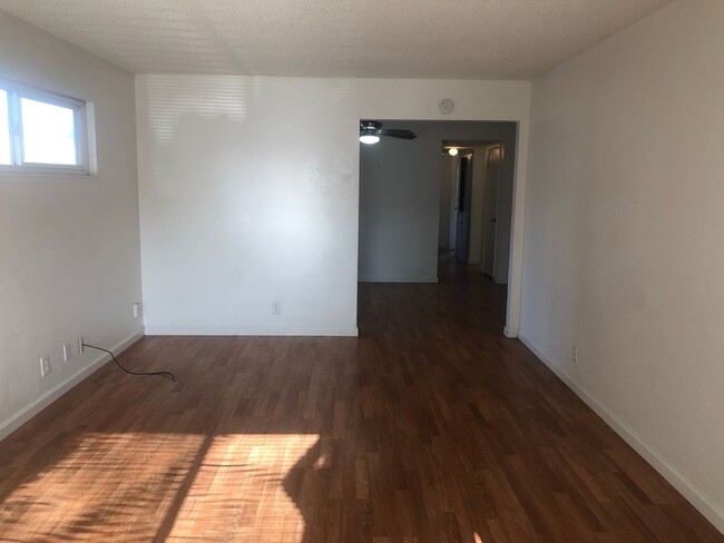 Building Photo - 3 Bedroom 2 Bath 1/2 Plex in Rancho Cordov...