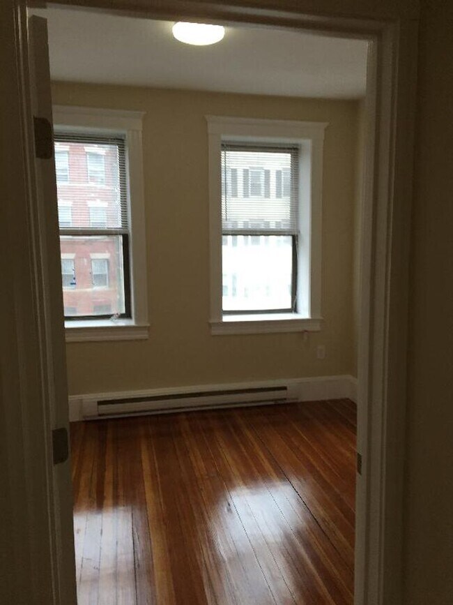 Building Photo - No brokers Fee. Central Mission Hill Locat...