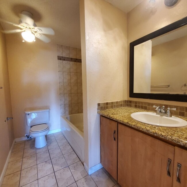 Building Photo - ? $500 OFF FIRST MONTH’S RENT! ?Cozy 2Bed 2Bath Apartment