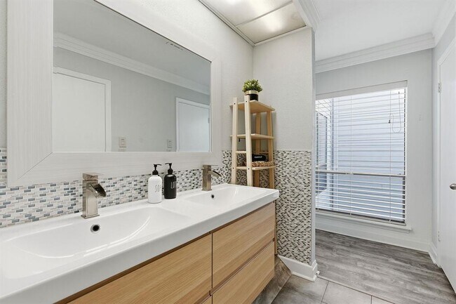 Building Photo - 112 World of Tennis Sq