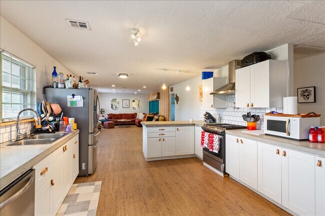 Building Photo - 3308 NW Atlanta Ave