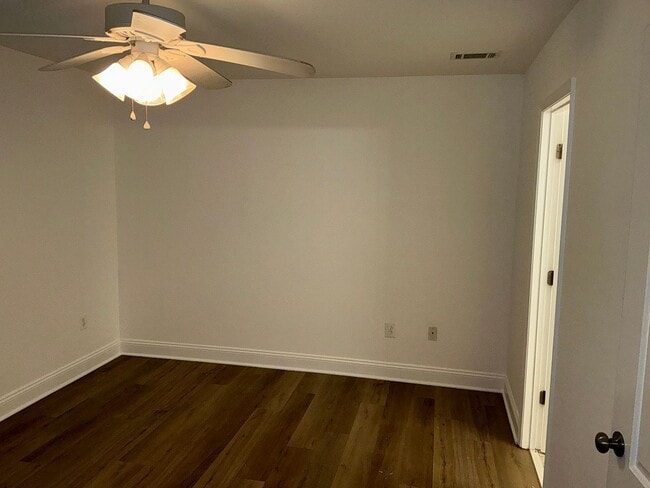 Building Photo - Beautiful 3BR 2BA condo located in the Decoverly neighborhood of Rockville