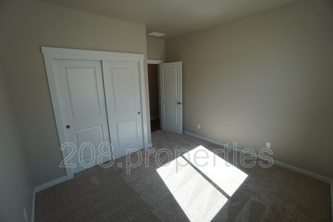 Building Photo - 14561 Pne Knl St