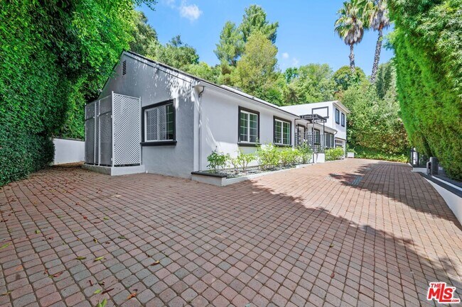 Building Photo - 2563 Hutton Dr