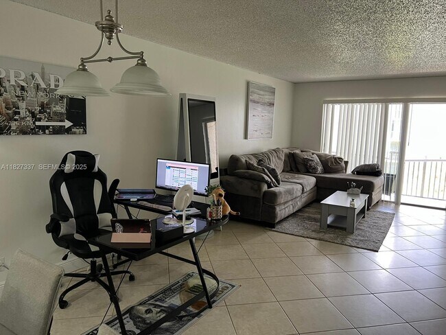 Building Photo - 1100 NW 87th Ave