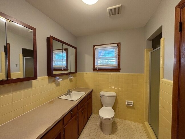 Building Photo - 104 Yancy Dr SE