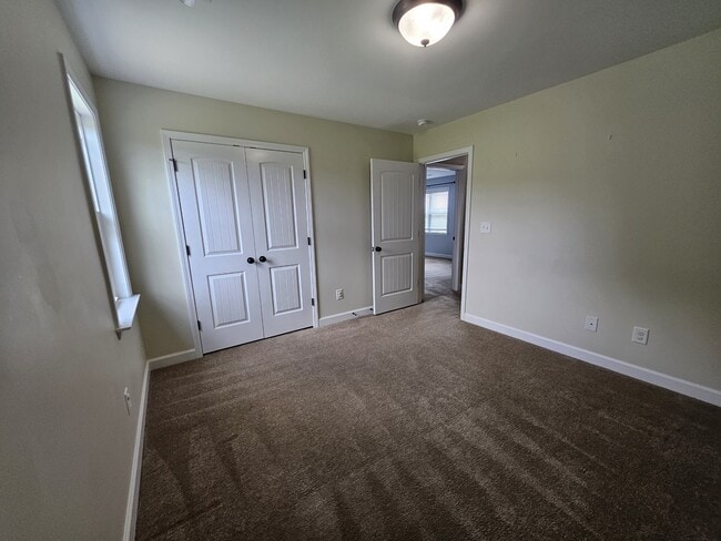 Building Photo - 303 Weeping Willow Dr