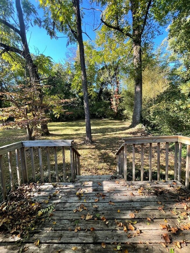 Building Photo - 3 bed, 2.5 bath, 2 car garage split foyer home in West Knoxville