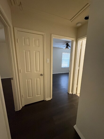Building Photo - 400 Angler Dr