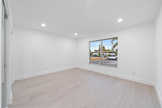 Building Photo - 1926 Service Rd