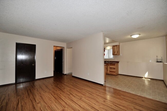 Building Photo - 2 bed 1 bath apartment (4plex building) lower unit