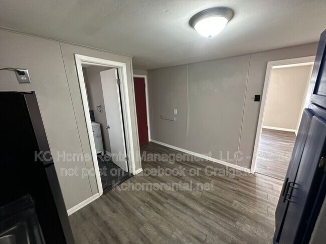 Building Photo - 4400 NE 46th Terrace