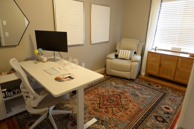 Home Office Set-up - 932 S Holly St