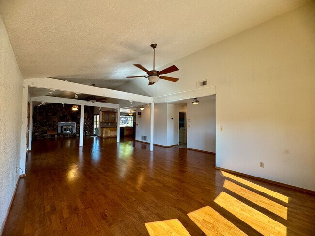 Building Photo - 2555 Westridge Dr