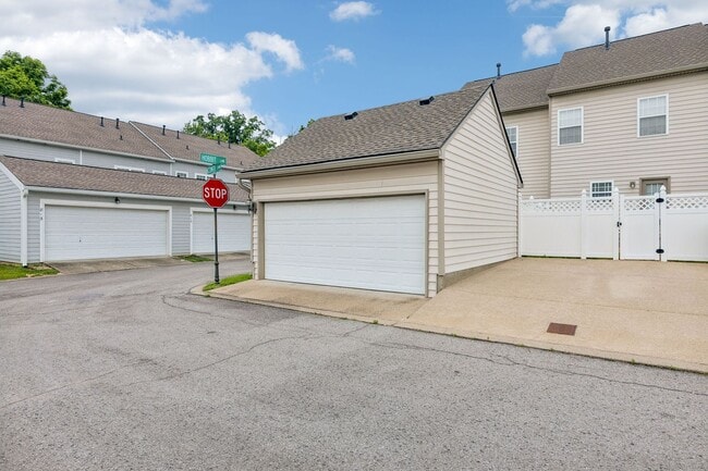 Building Photo - Beautifully maintained 3-bedroom, 2-bath townhome in Nashville’s highly desirable Lennox Village