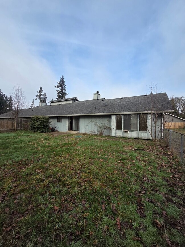 Building Photo - Spacious home with fully fenced yard!