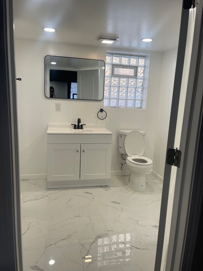 Building Photo - 3 bedroom, 2.5 bath - Modern Home in Wyandotte!