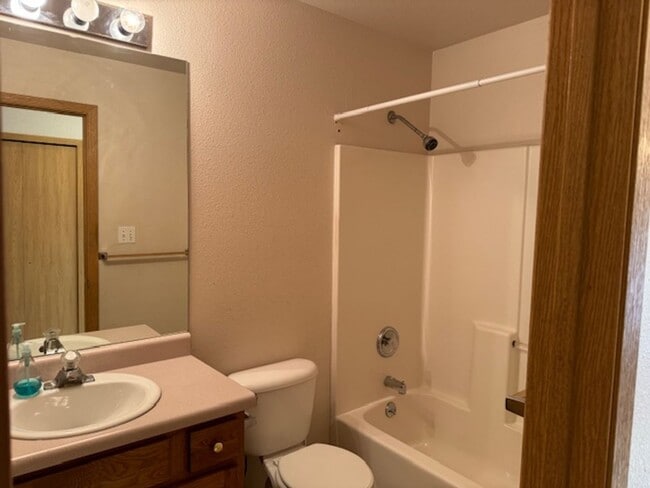 Building Photo - 935 Village Cir