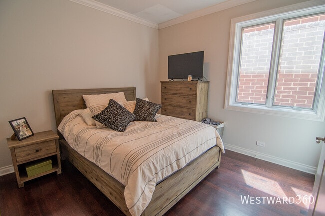 Building Photo - 1033 W Monroe St