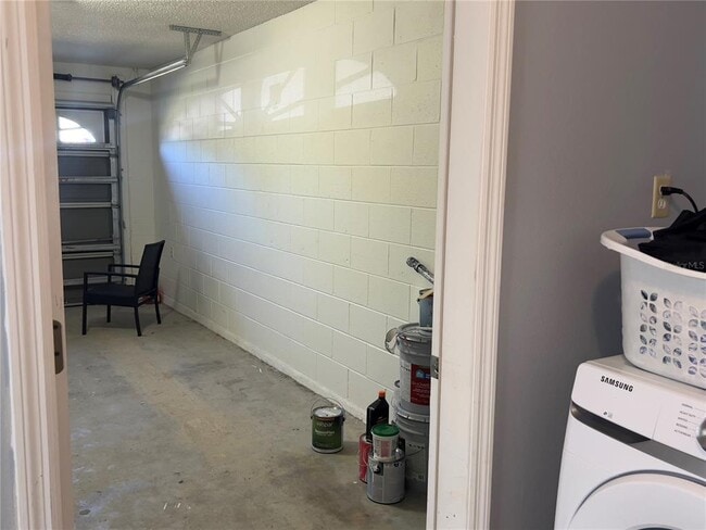 Building Photo - 825 Charles Ave