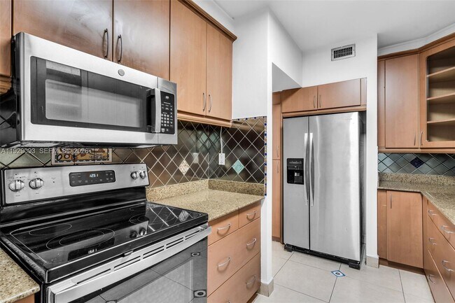 Building Photo - 121 Crandon Blvd