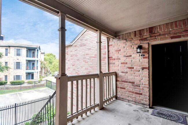 Building Photo - 2255 Braeswood Park Dr