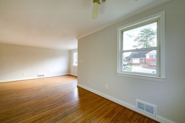 Building Photo - Charming 3BR Home with Fenced Backyard & Patio in Silver Spring