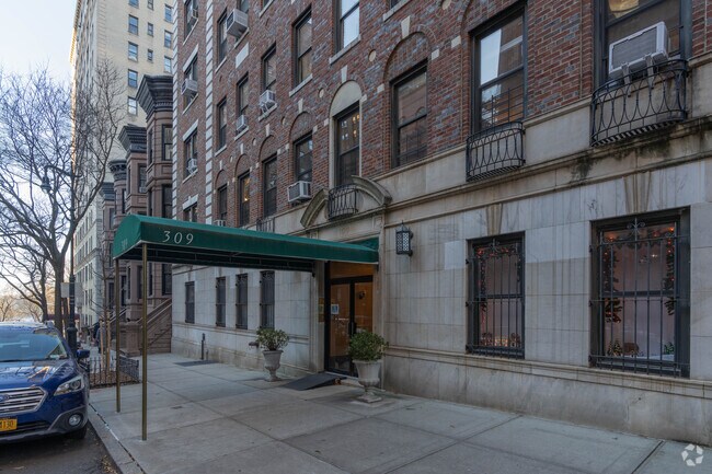 Building Photo - 305 W 104th St
