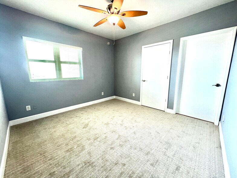 Building Photo - 14951 Royal Oaks Ln
