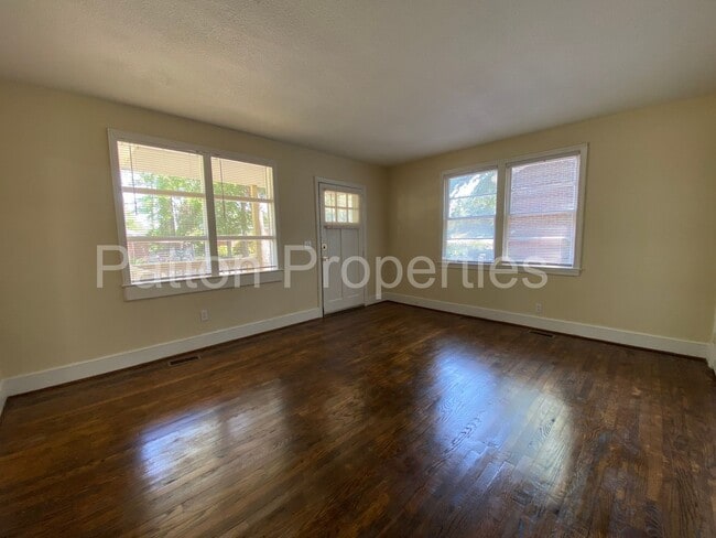 Building Photo - Colonial Heights