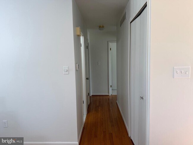 Building Photo - 18 Jameson Ln