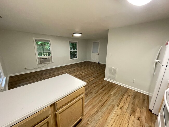 Building Photo - Charming, updated 3br house w/ separate ga...