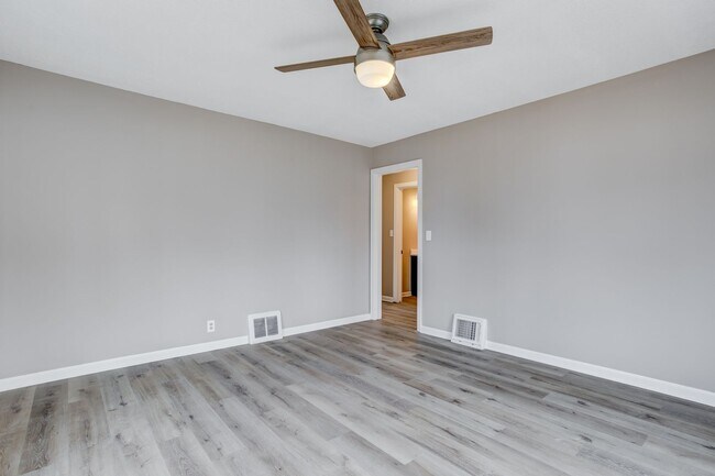 Building Photo - Updated 2 Bed, 1 Bath