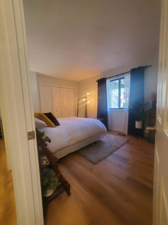 Building Photo - Updated and Spacious 1 Bedroom with Attached Garage!