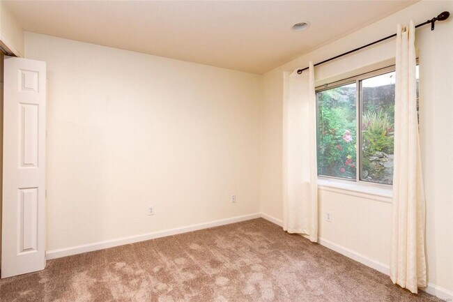 Building Photo - AMAZING 4 Bed 4 Bath Single Family Home in...