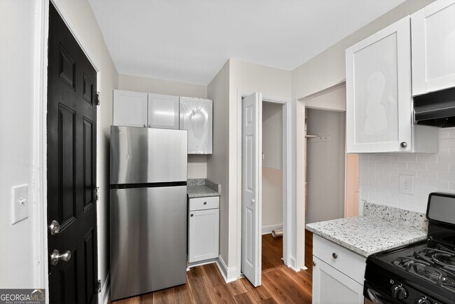 Building Photo - 2510 Peachwood Cir NE