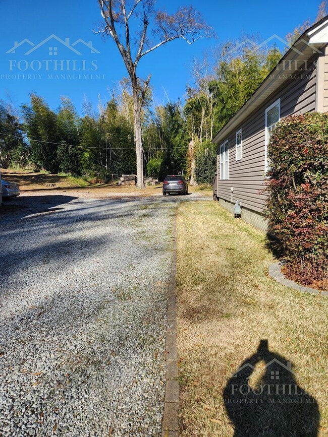 Building Photo - 709 E Calhoun St