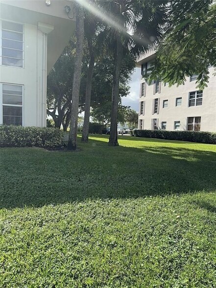 Building Photo - 2601 S Palm Aire Dr