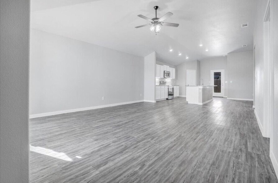 Main entrance - 3201 Aberdeen Ave