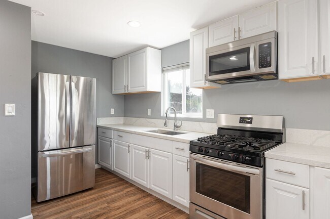 Building Photo - Spacious 3-Bedroom Upgraded Attached Home ...
